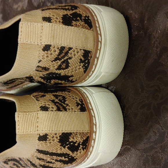 Vince Camuto Keamalla Leopard-Print Knit Slip-On Sneakers - Picture 4 of 8